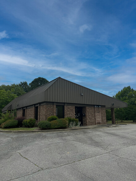 142 Bickett Blvd, Louisburg, NC for lease - Building Photo - Image 1 of 3