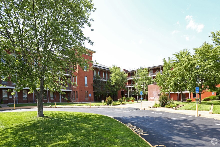 1 Campbell Plz, Saint Louis, MO à louer - Photo principale - Image 1 de 25