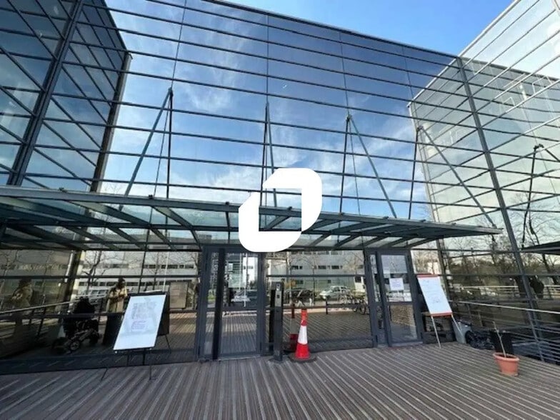 2 Rue Charles Edouard Jeanneret, Poissy for lease - Building Photo - Image 1 of 8