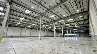 Industriel dans Villenoy à louer Photo intérieure- Image 2 de 2