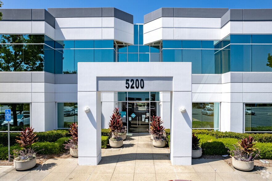 5200 Irwindale Ave, Irwindale, CA à louer - Photo du bâtiment - Image 3 de 8