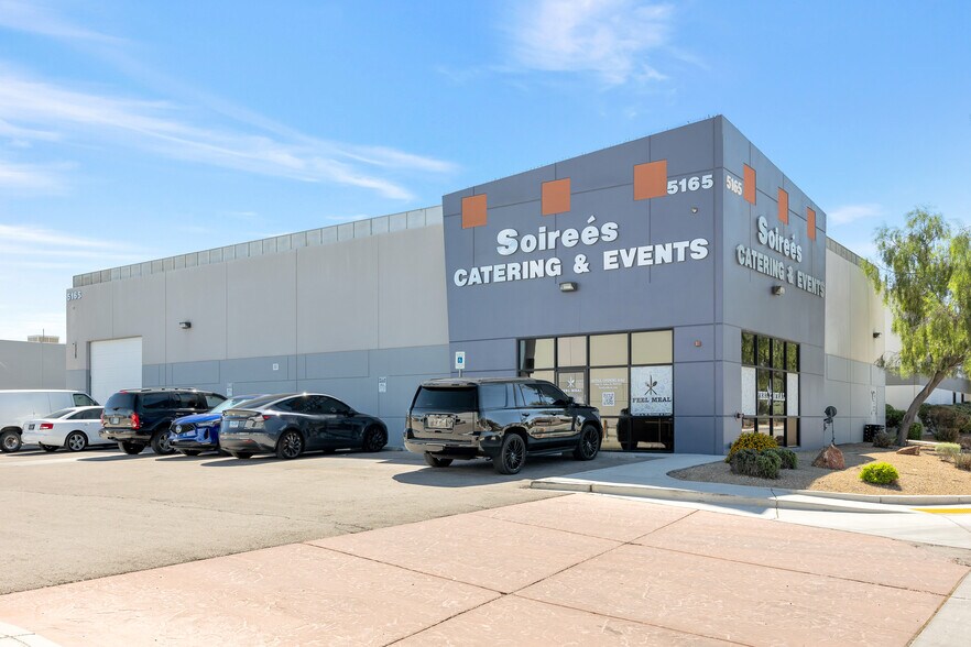 5165 W Oquendo Rd, Las Vegas, NV à louer - Photo du bâtiment - Image 3 de 32