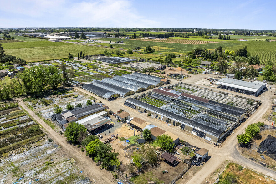 Twin Leaf Nursery portefeuille de 2 propriétés à vendre sur LoopNet.ca - Photo principale - Image 1 de 2