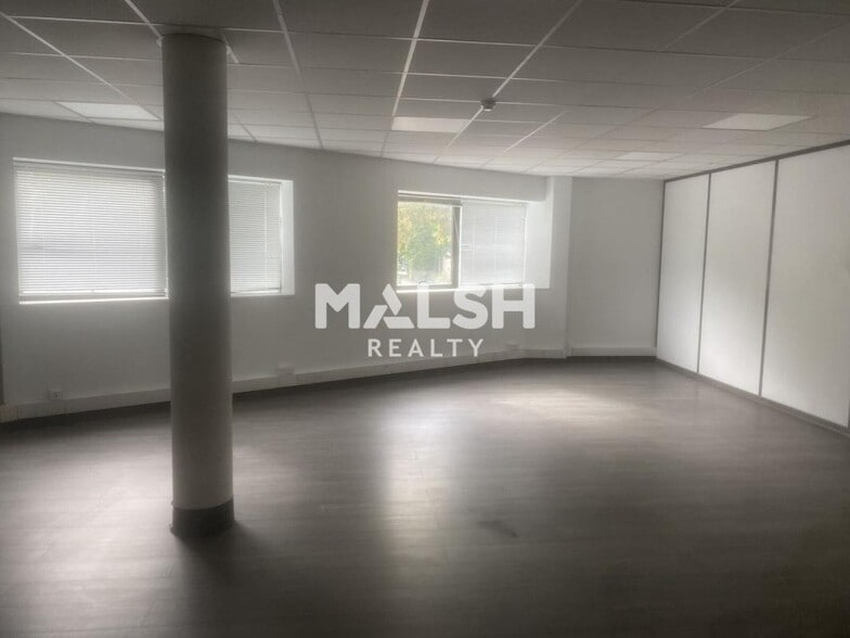 Office in Vaulx-en-Velin for lease - Interior Photo - Image 3 of 13