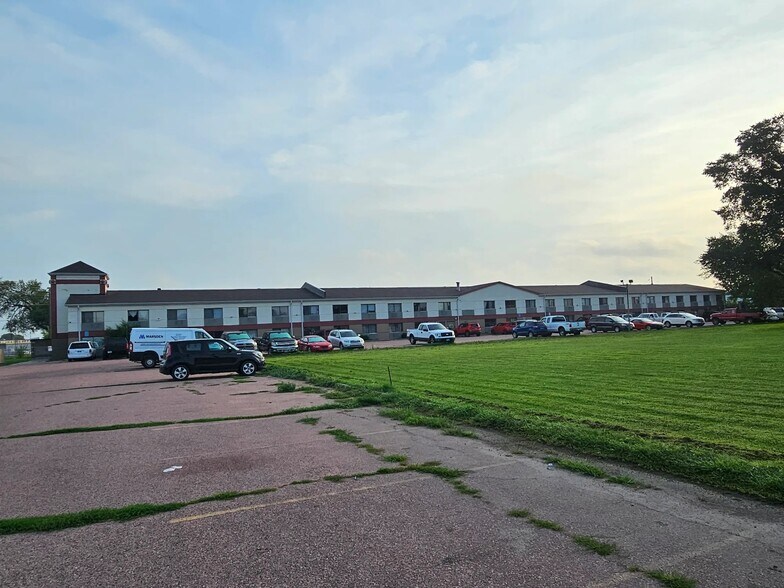 1300 W Russell St, Sioux Falls, SD for sale - Building Photo - Image 2 of 4
