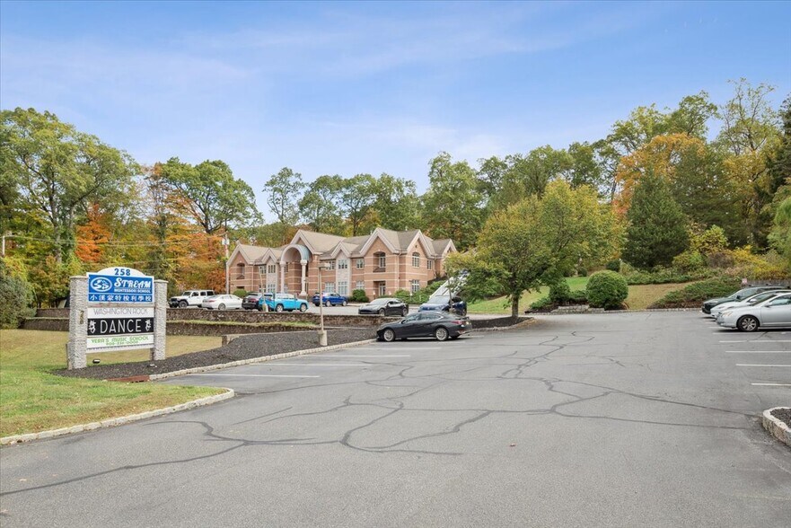 258 King George Rd, Warren, NJ à vendre - Photo du bâtiment - Image 3 de 23