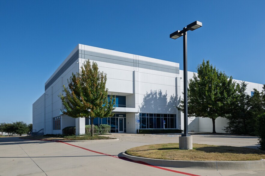 4550 Liberty Way, Fort Worth, TX à louer - Photo du bâtiment - Image 1 de 5