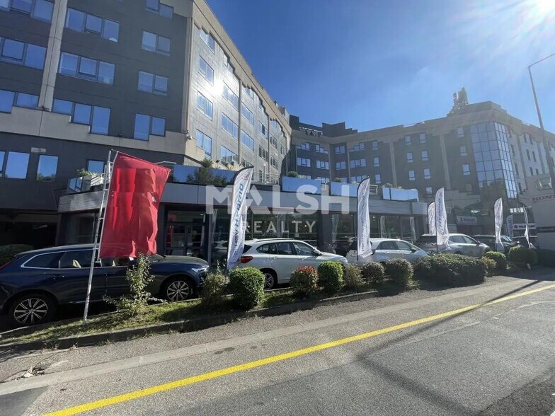 Local d'activités dans Tassin-la-Demi-Lune à vendre - Photo du bâtiment - Image 2 de 17