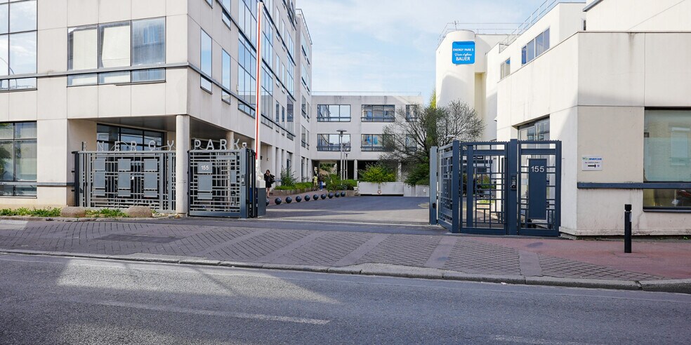 Bureau dans Saint-Ouen-Sur-Seine à louer - Photo du bâtiment - Image 2 de 15