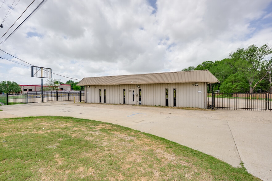 801 N Walton Walker Hwy, Irving, TX for lease - Building Photo - Image 3 of 26