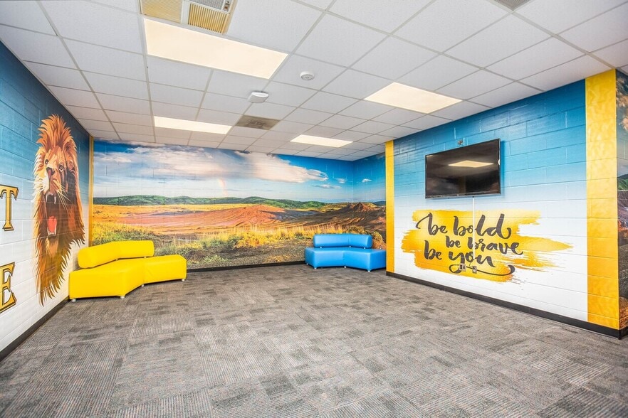 271 and 289 Mercantile Dr portfolio of 2 properties for sale on LoopNet.ca - Building Photo - Image 2 of 7