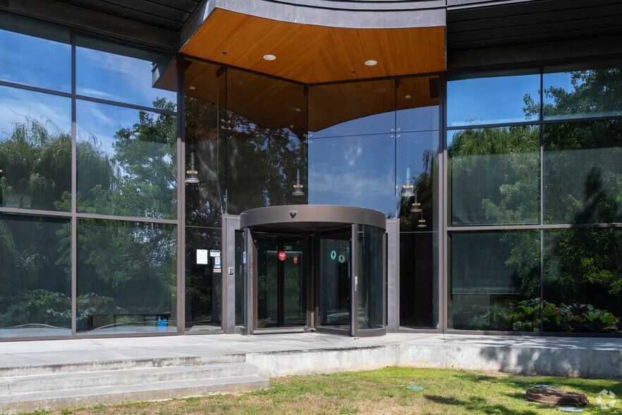 401 Garbally Rd, Victoria, BC à louer - Photo du bâtiment - Image 3 de 15