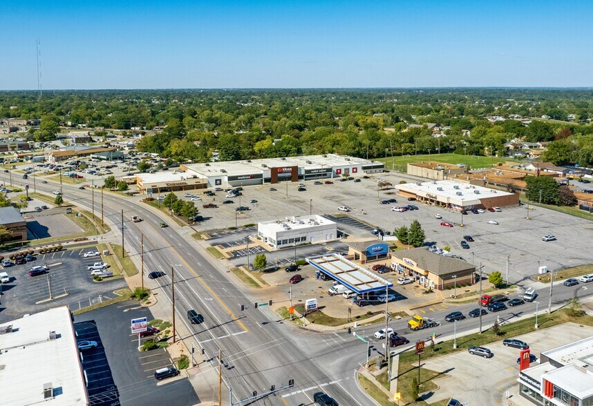 5796 S Lindbergh Blvd, Saint Louis, MO à louer - Photo du bâtiment - Image 1 de 5