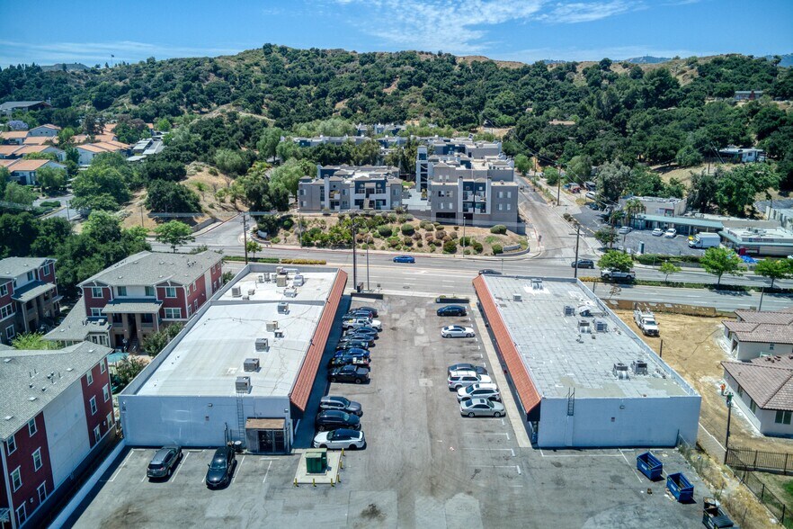 23630-23638 Newhall Ave, Santa Clarita, CA à louer - Photo du bâtiment - Image 2 de 5