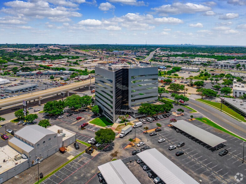 6100 Bandera Rd, San Antonio, TX à louer - Photo du bâtiment - Image 3 de 26