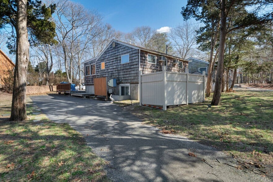 14 E Landing Rd, Hampton Bays, NY à vendre - Photo du bâtiment - Image 3 de 17