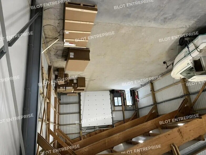 Flex in Pleudaniel for lease - Interior Photo - Image 2 of 3
