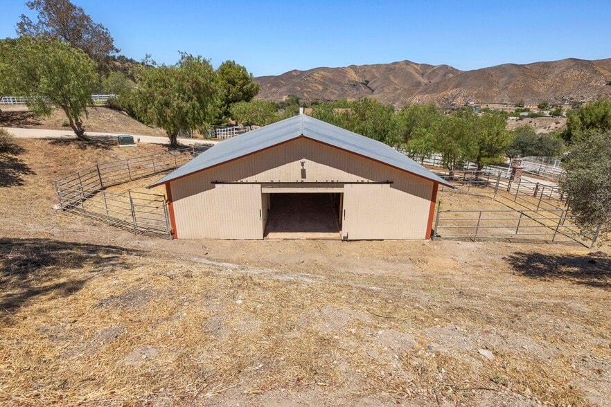 13620 Pales Rd, Agua Dulce, CA for lease - Building Photo - Image 3 of 16
