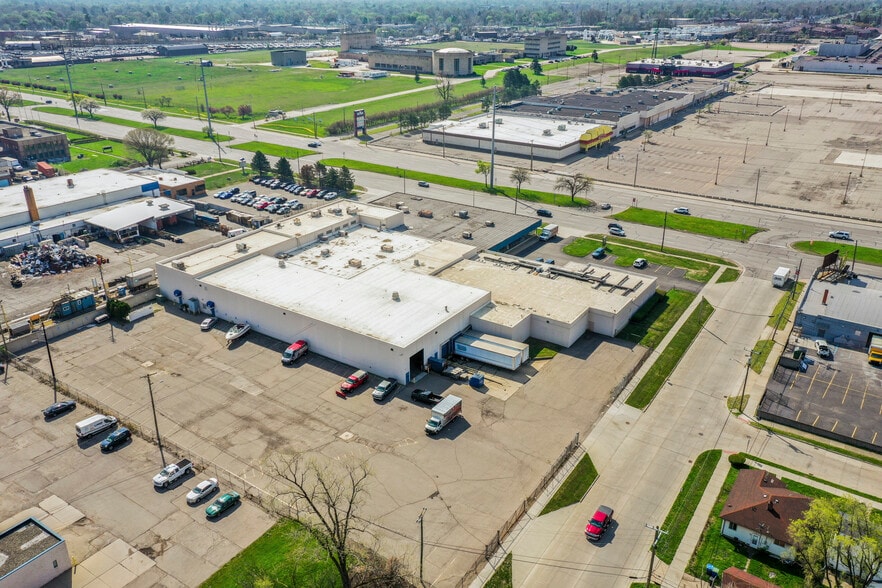 8655 E 8 Mile Rd, Warren, MI à vendre - Photo du bâtiment - Image 2 de 27
