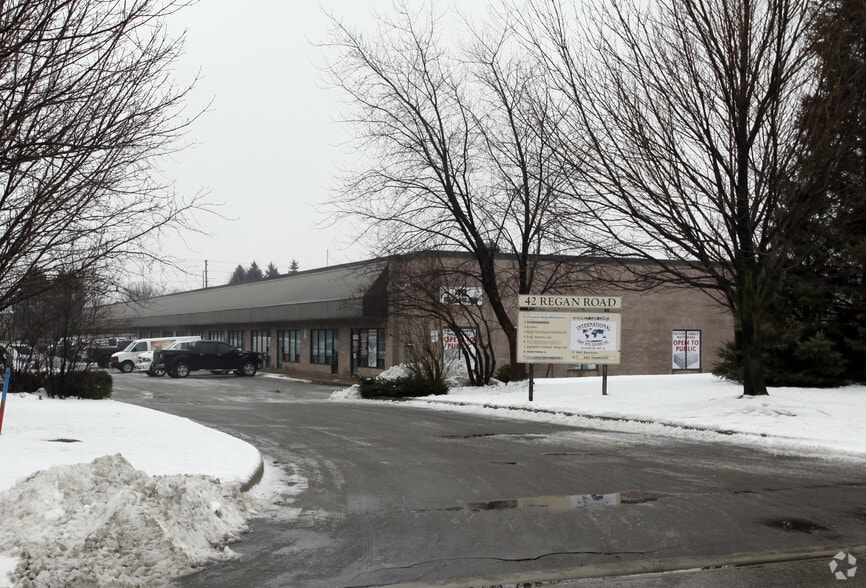42 Regan Rd, Brampton, ON à vendre - Photo du bâtiment - Image 3 de 5