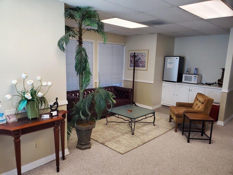 12777 Valley View St, Garden Grove, CA for lease - Interior Photo - Image 2 of 11