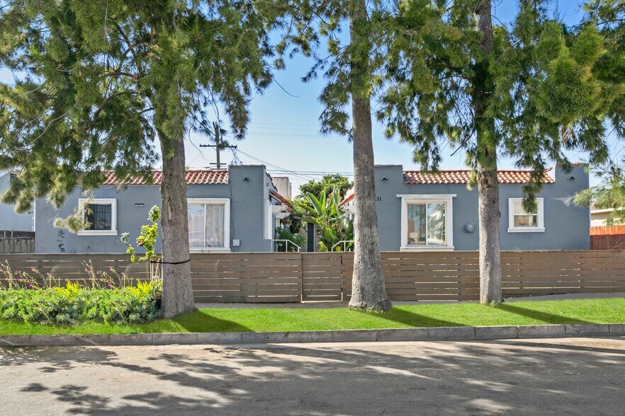 2531 Hillcrest Dr, Los Angeles, CA à vendre - Photo du bâtiment - Image 1 de 9