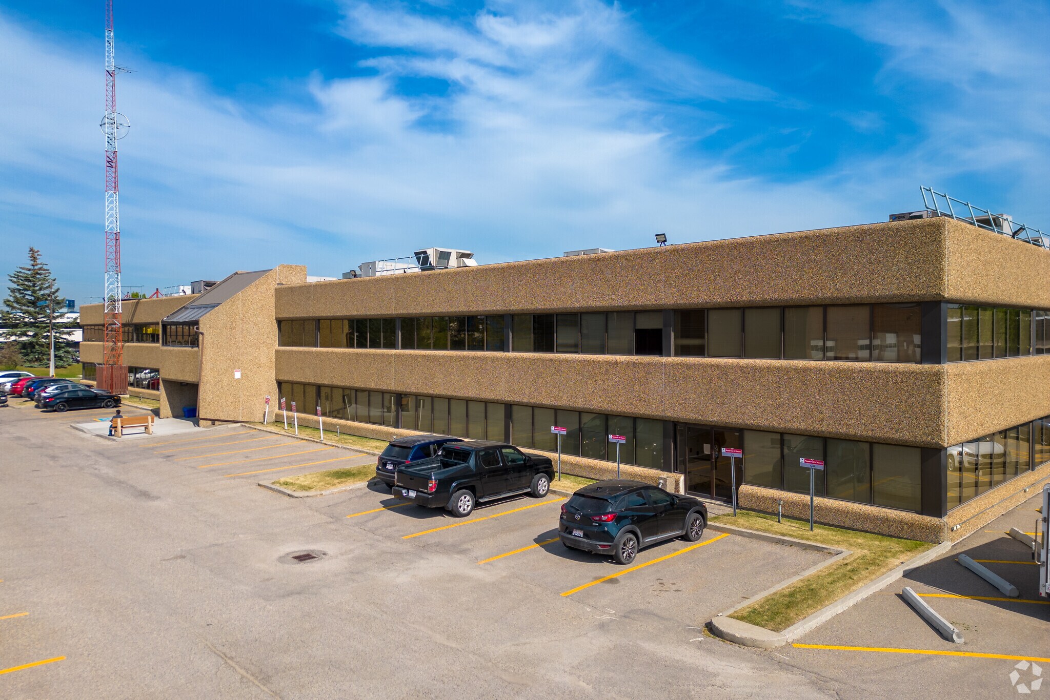 2723 37th Ave NE, Calgary, AB à louer Photo du bâtiment- Image 1 de 7