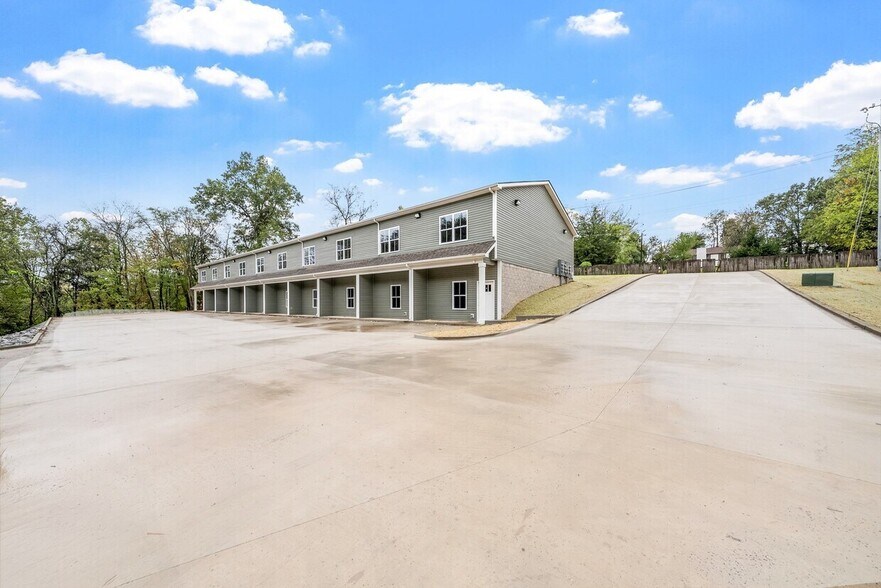 329 Cedar Ct, Clarksville, TN à vendre - Photo du bâtiment - Image 3 de 19