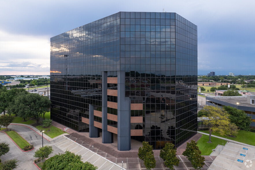 10700 North Fwy, Houston, TX for sale - Building Photo - Image 1 of 1