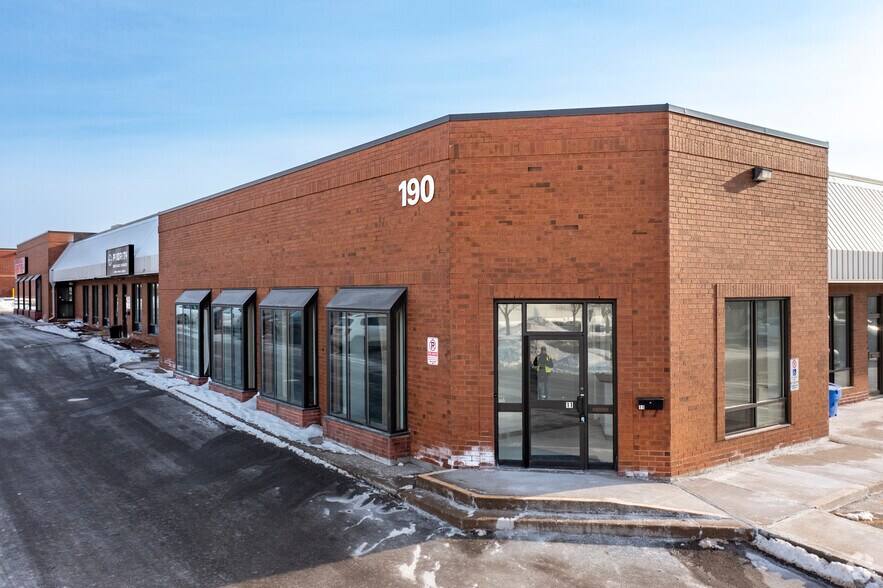 190 Britannia Rd E, Mississauga, ON à vendre - Photo du bâtiment - Image 2 de 4