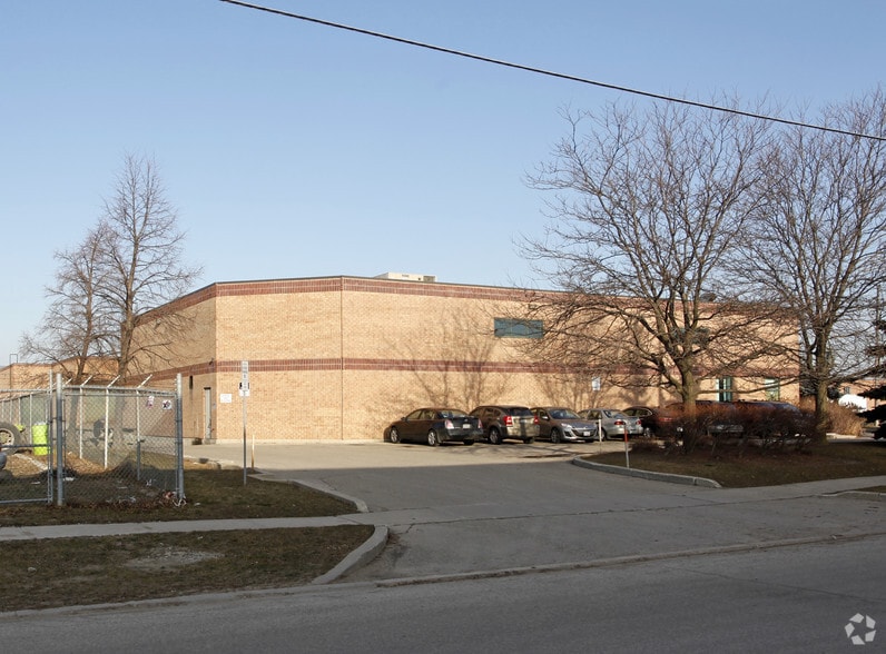 122 Sun Pac Blvd, Brampton, ON à vendre - Photo du bâtiment - Image 2 de 3