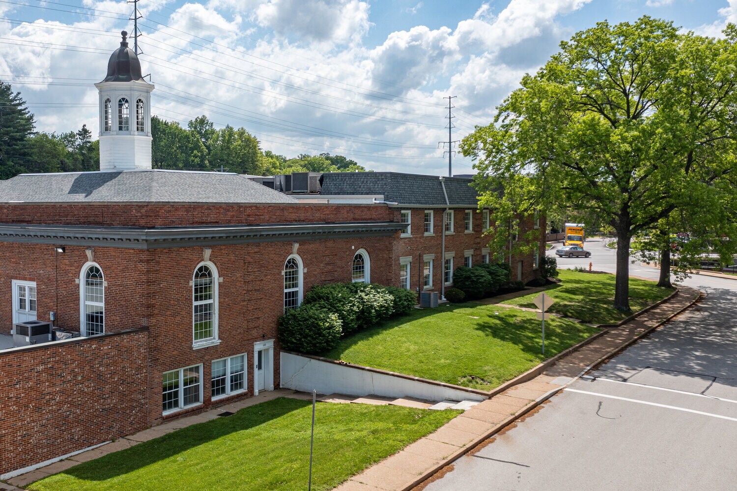 889 S Brentwood Blvd, Clayton, MO for lease Building Photo- Image 1 of 12