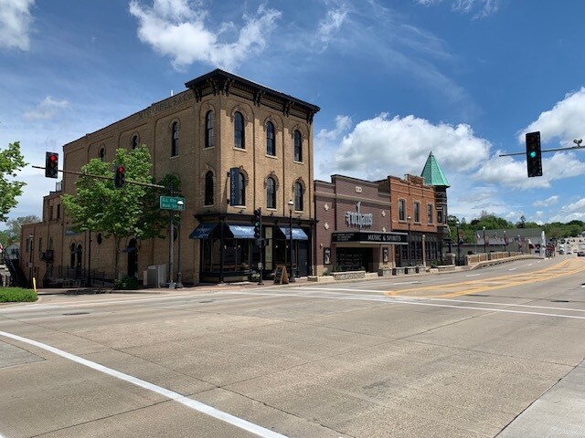 Plus de détails pour 98 W Main St, West Dundee, IL - Commerce de détail à louer