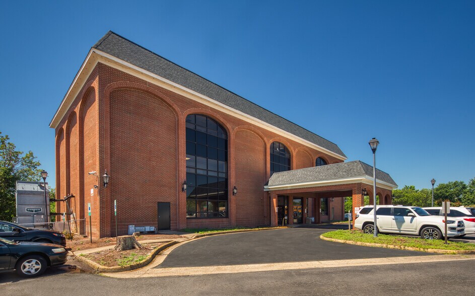 700 Independence Cir, Virginia Beach, VA à louer - Photo du bâtiment - Image 2 de 14