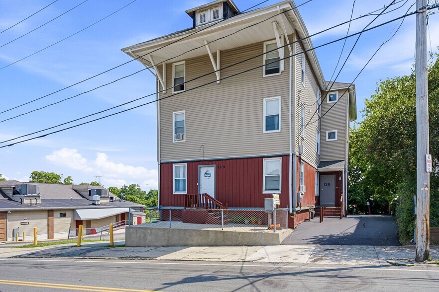 139 E School St, Woonsocket, RI à vendre - Photo du bâtiment - Image 1 de 46