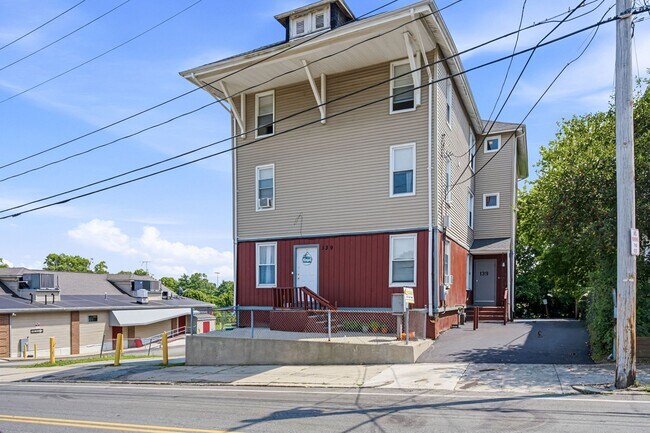 Plus de détails pour 139 E School St, Woonsocket, RI - Multi-résidentiel à vendre