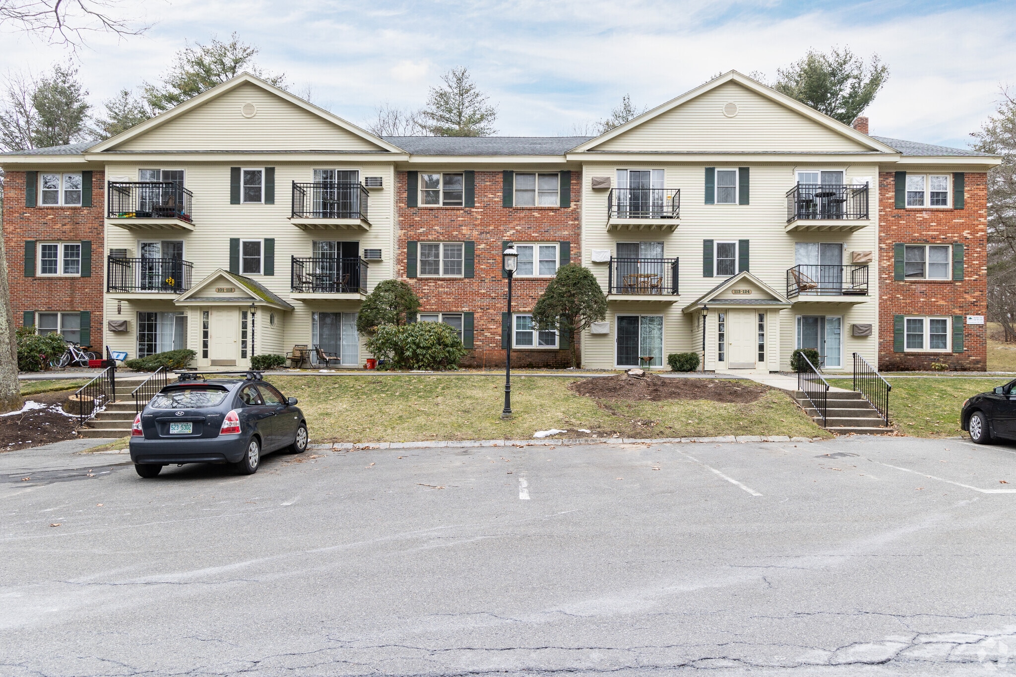 1 Oak Hill Ln, Nashua, NH for sale Primary Photo- Image 1 of 18