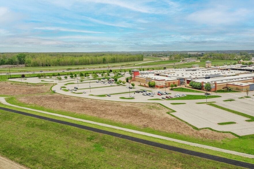 18575 Outlet Blvd, Chesterfield, MO à louer - Photo du bâtiment - Image 2 de 6