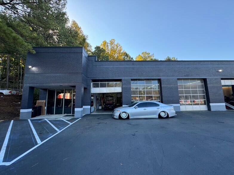 621 Indian Trail Rd NW, Lilburn, GA à louer - Photo du bâtiment - Image 2 de 7