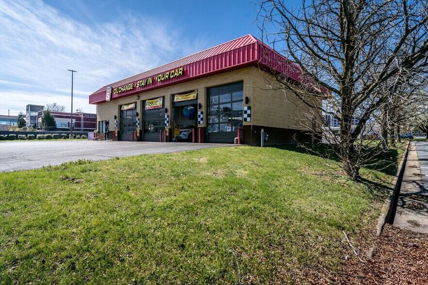 2075 E Market St, Harrisonburg, VA à vendre - Photo du bâtiment - Image 3 de 8