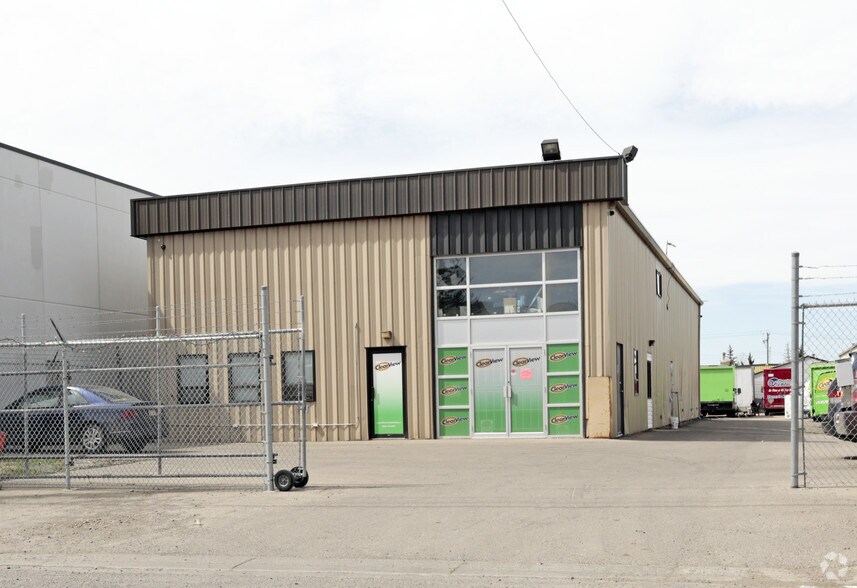 4805 32nd St SE, Calgary, AB à vendre - Photo du bâtiment - Image 2 de 3