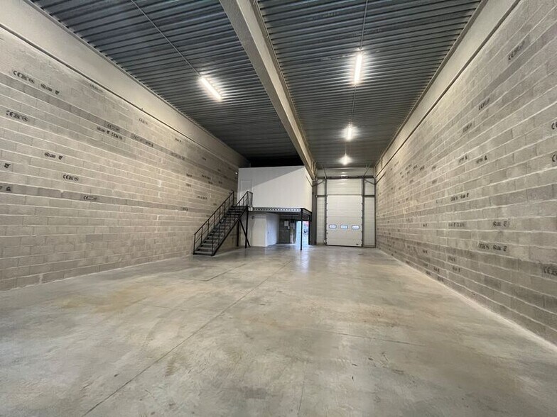 Flex in Floirac for lease - Building Photo - Image 3 of 8