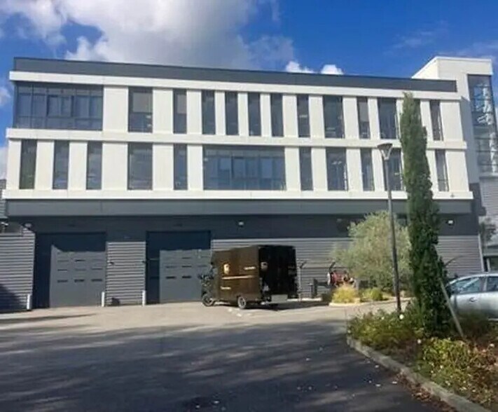 Local d'activités dans Guyancourt à vendre - Photo du bâtiment - Image 1 de 4