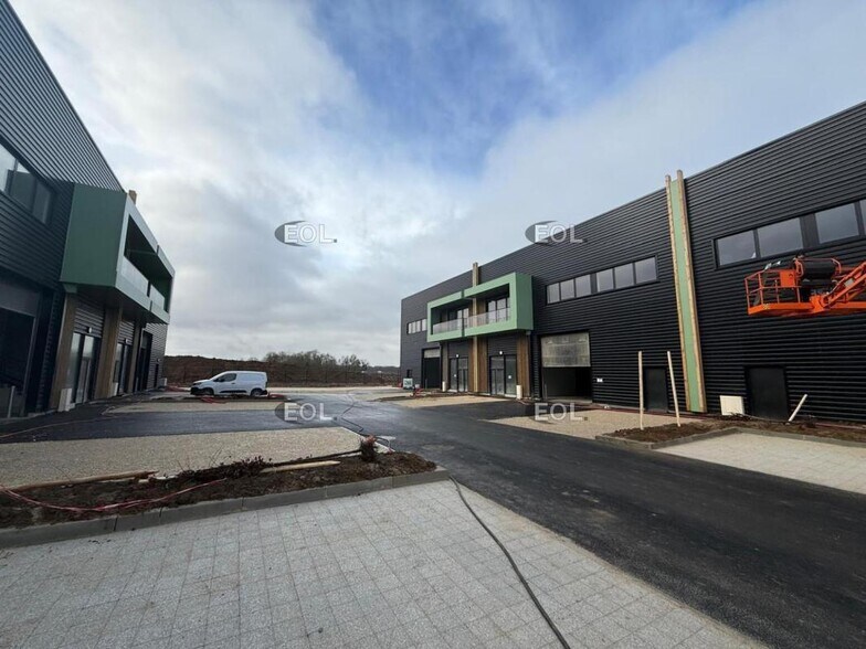 Flex in La Queue-en-Brie for lease - Building Photo - Image 3 of 9