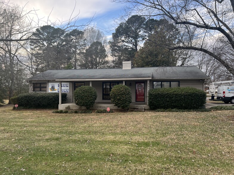 2211 Eastchester Dr, High Point, NC for sale - Primary Photo - Image 1 of 9