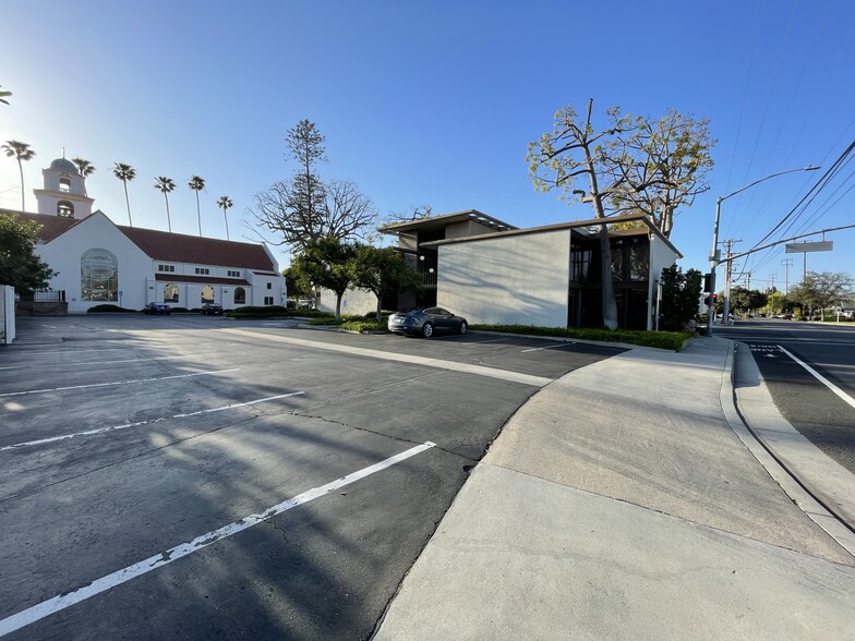 850 E Chapman Ave, Orange, CA for lease - Building Photo - Image 3 of 32