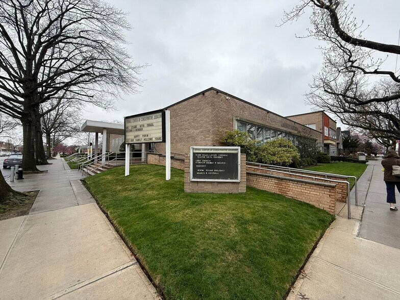 7164 168th St, Fresh Meadows, NY à louer - Photo du bâtiment - Image 3 de 6