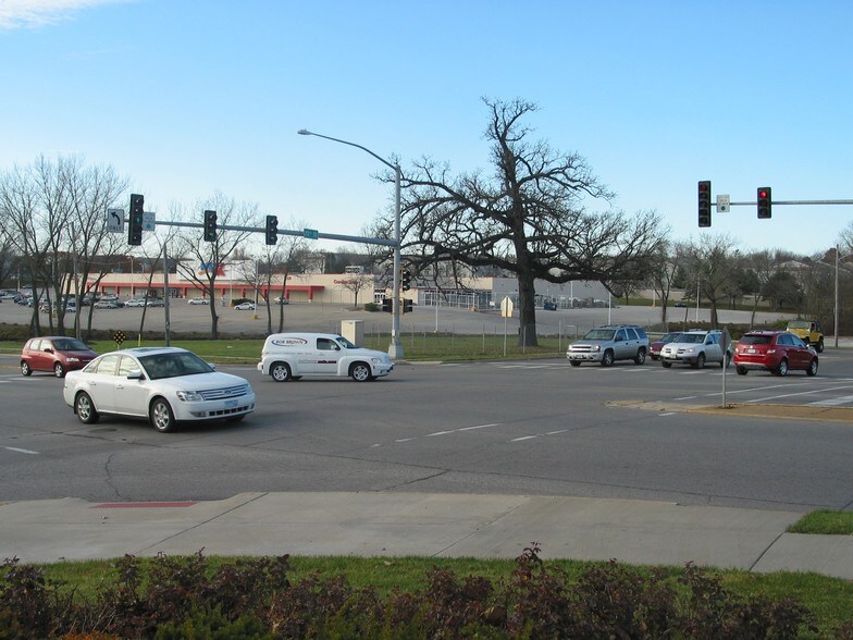 7301 Hickman Rd, Urbandale, IA for sale - Building Photo - Image 2 of 4