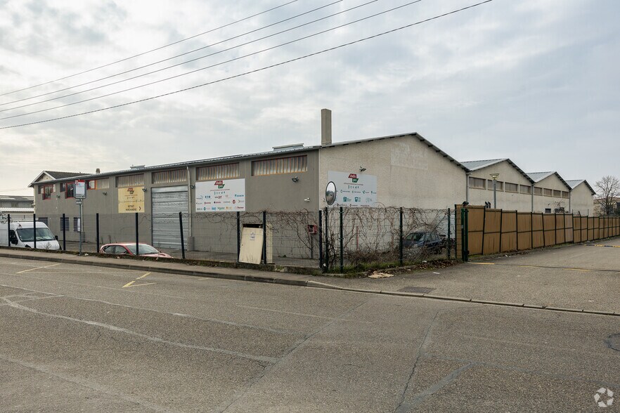 Flex in Décines-Charpieu for lease - Building Photo - Image 2 of 2