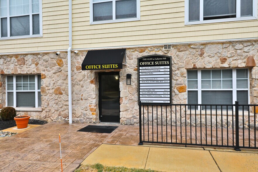 555 Andorra Glen Ct, Lafayette Hill, PA à louer - Photo du bâtiment - Image 3 de 54